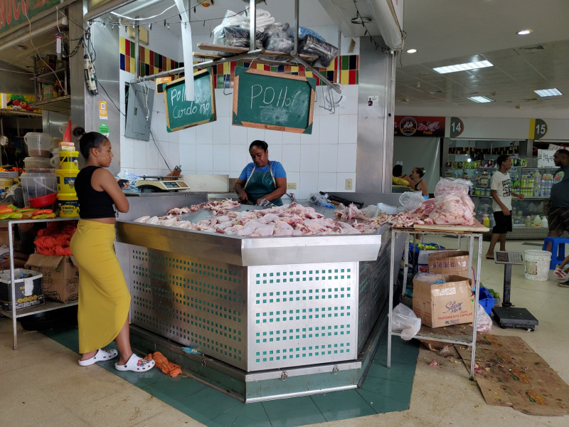 Polleros aseguran reciben menos cantidad de carne para la venta