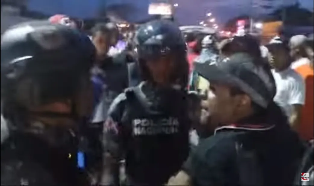 Policía agrede a periodista; van dos en Santiago