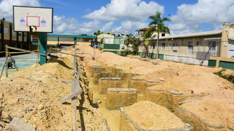 Residentes de Cristo Rey Exigen la Reconstrucción Urgente de su Escuela