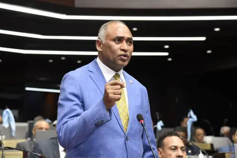 Declaración Jurada: Julito Fulcar cobra dos sueldos, uno de senador y otro de RD$303 mil pesos como asesor en Coopnama