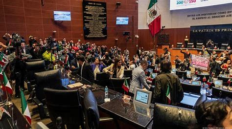 Manifestantes antirreforma judicial asaltan el Senado Mexicano