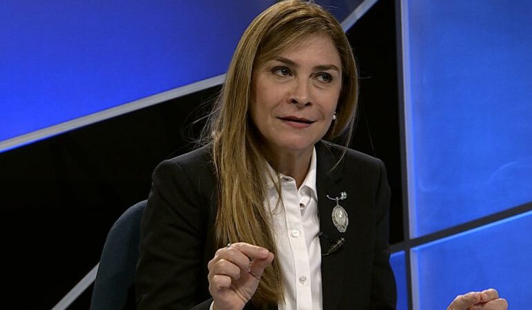 Carolina Mejía se la devuelve a Faride Raful; Alcaldía emite comunicado, dice no tener jurisdicción en la Plaza de Bandera