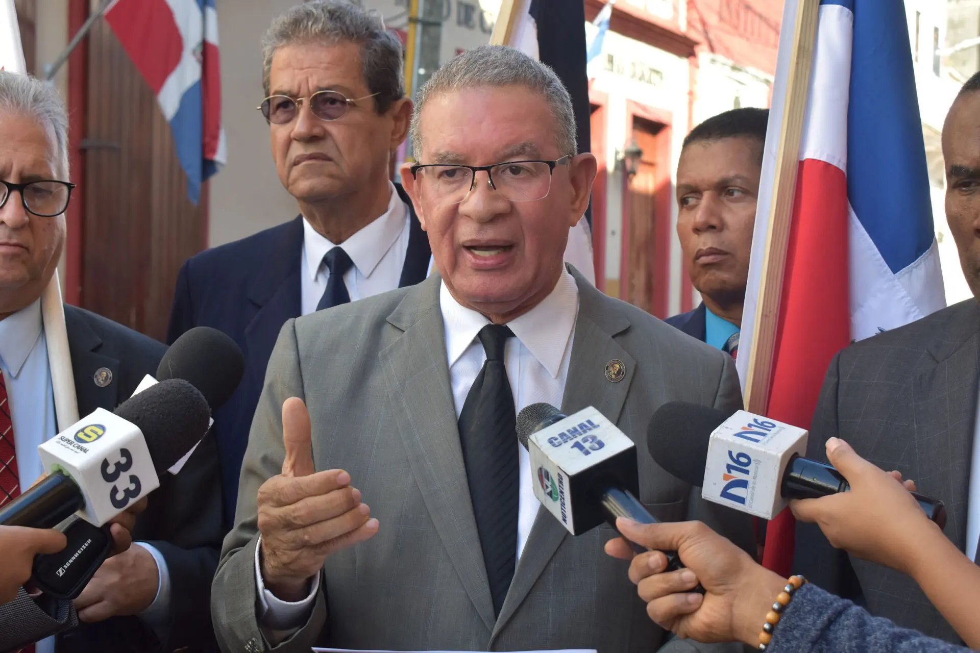 Presidente del instituto Duartiano denuncia, que hay planes de otorgar residencias permanentes a hijos de haitianos ilegales
