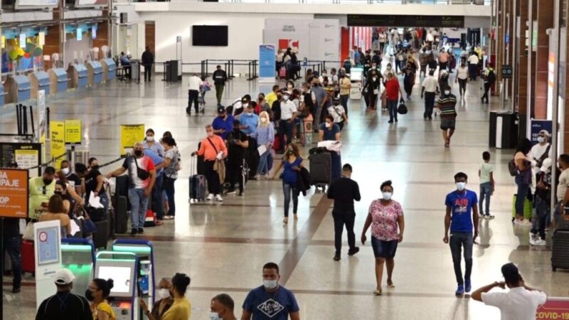 Presentación de cédula en aeropuertos busca evitar salida de militares