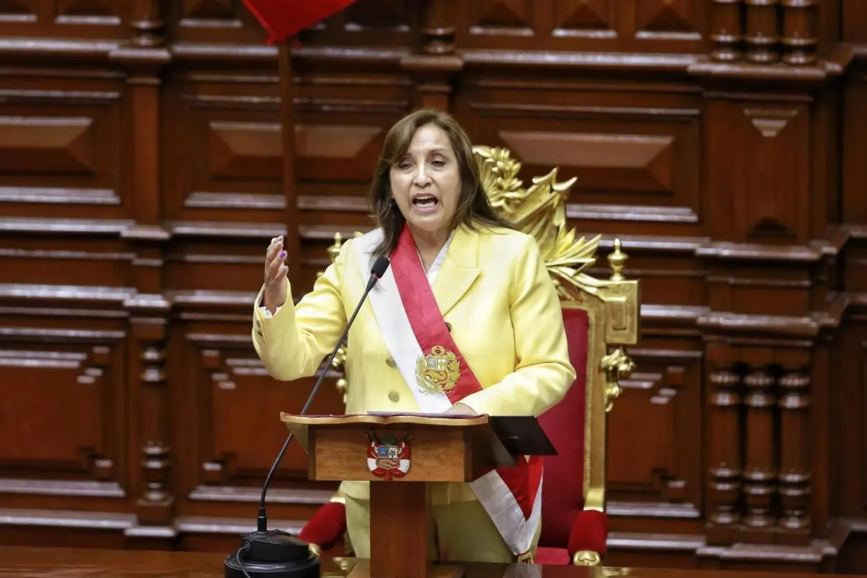 Presidenta de Perú Dina Boluarte acusó a las encuestadoras de pedirle alguito» a cambio de subir puntos en sondeos