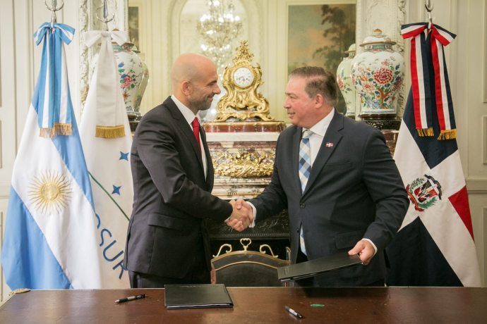 República Dominicana y Argentina firman acuerdo para impulsar la conectividad aérea y el turismo
