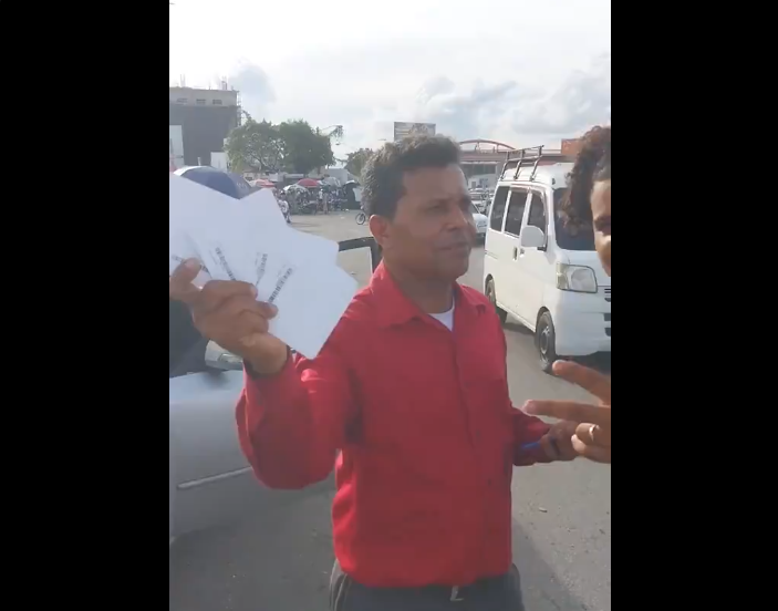 La Policía Nacional apresa a El Varón, quien presuntamente vendía bonos navideños en la vía pública