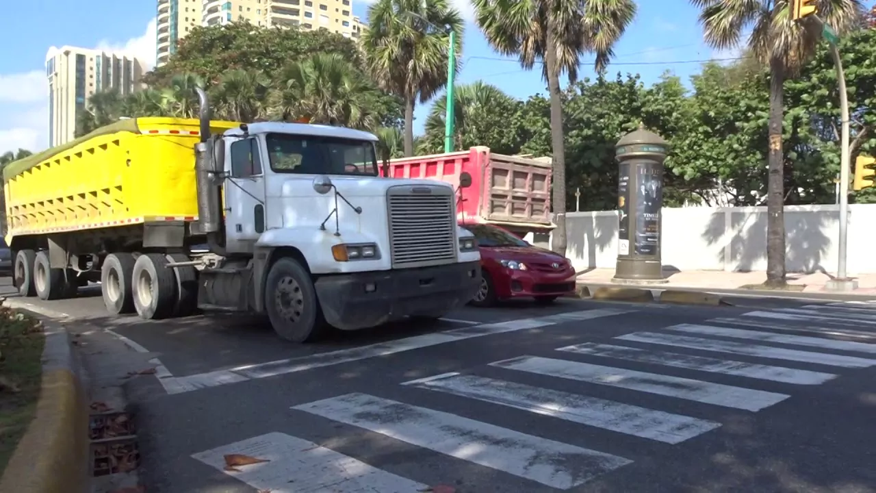 Vehículos pesados siguen circulando por el Malecón pese a la prohibición