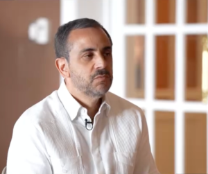 Antonio Espaillat dice en entrevista con la periodista Edith Febles, El techo del Jet Set tenía plafón de yeso y siempre se caía, “por eso el polvillo que caía” durante 30 años se caía