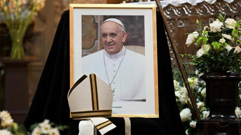 El Vaticano confirma el traslado del féretro del Papa Francisco será trasladado mañana miércoles a la Basílica de San Pedro