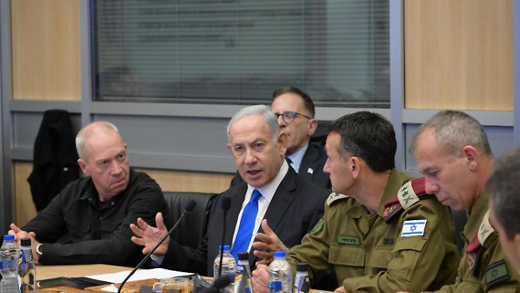 Israel responde con firmeza tras ataque misilístico hutí al principal aeropuerto del país