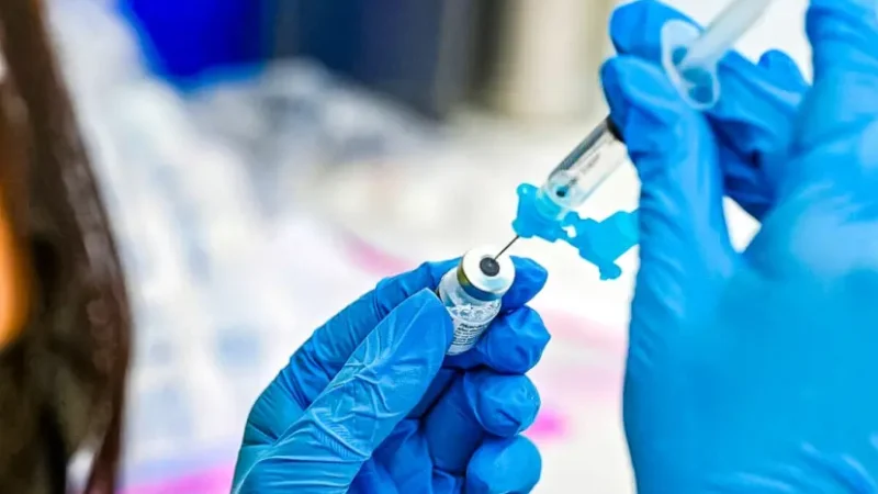 Estudio: Vacunados con Pfizer contra COVID-19 tuvieron mayor mortalidad que los vacunados con Moderna