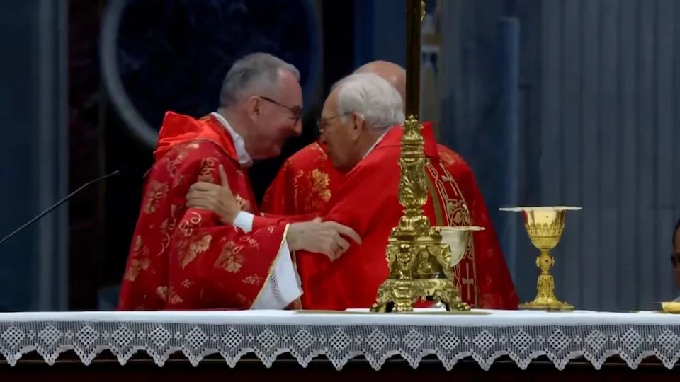 Tensión en el Vaticano: la frase captada entre Re y Parolin que agitó el arranque del Cónclave