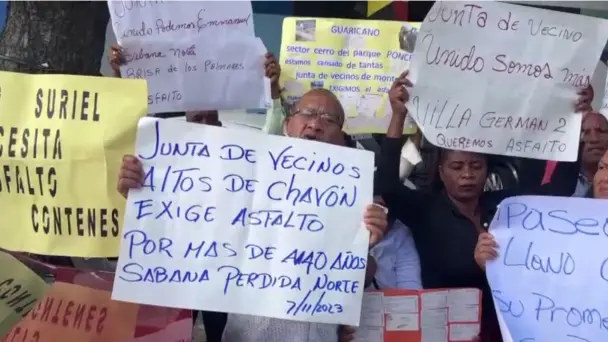 Residentes de Villa Lorenzo en Santo Domingo Norte reclaman el asfaltado de sus calles.